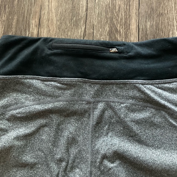 Nike Grey and Black Running Crops - Picture 4 of 4